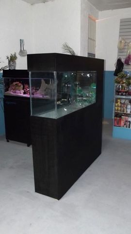 Incluye mueble tapa con lampara, filtro  de cascada integrado con bomba de funcionmiento